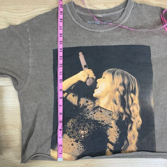 Taylor Swift UO Exclusive Red Taylor's Version Album Crop Graphic Shirt Size M - Picture 9 of 9